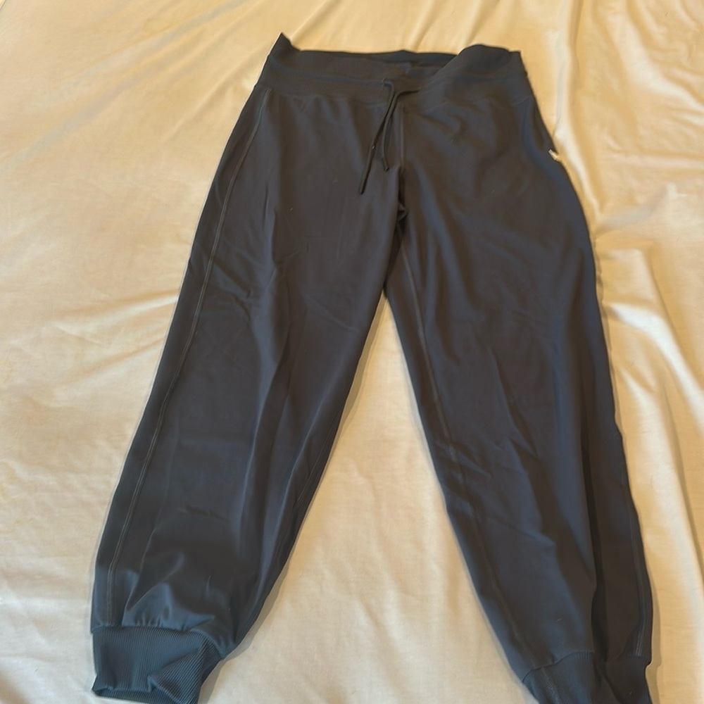 Vuori jogger in china blue, size medium, drawstring waist.
